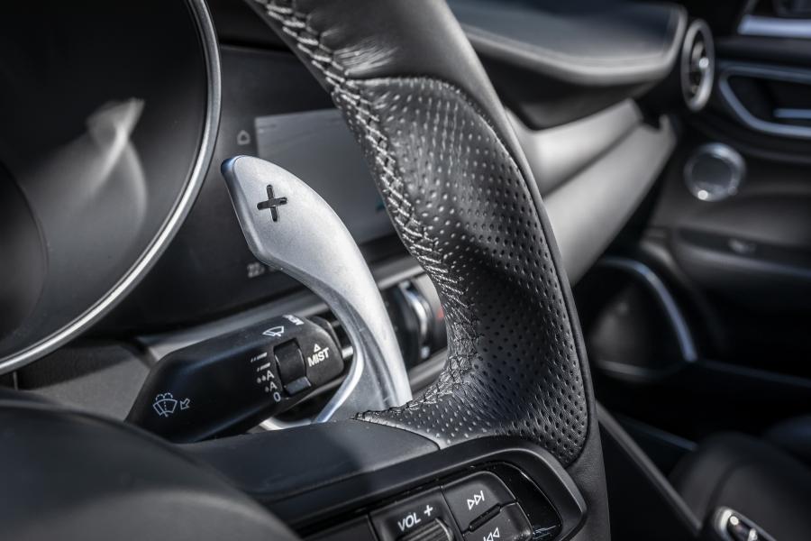 Детали интерьера Alfa Romeo Giulia Veloce Q2 (952) 2019 года  (фото 12 из 27)